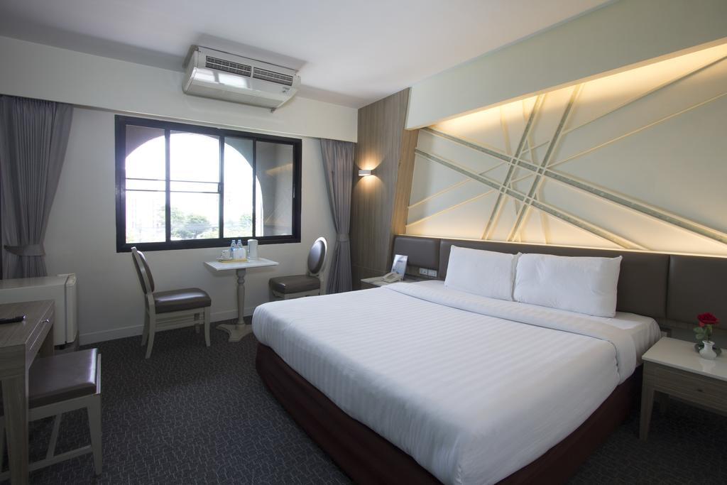 Hotel Papa Bangkok Siriraj Banguecoque Exterior foto