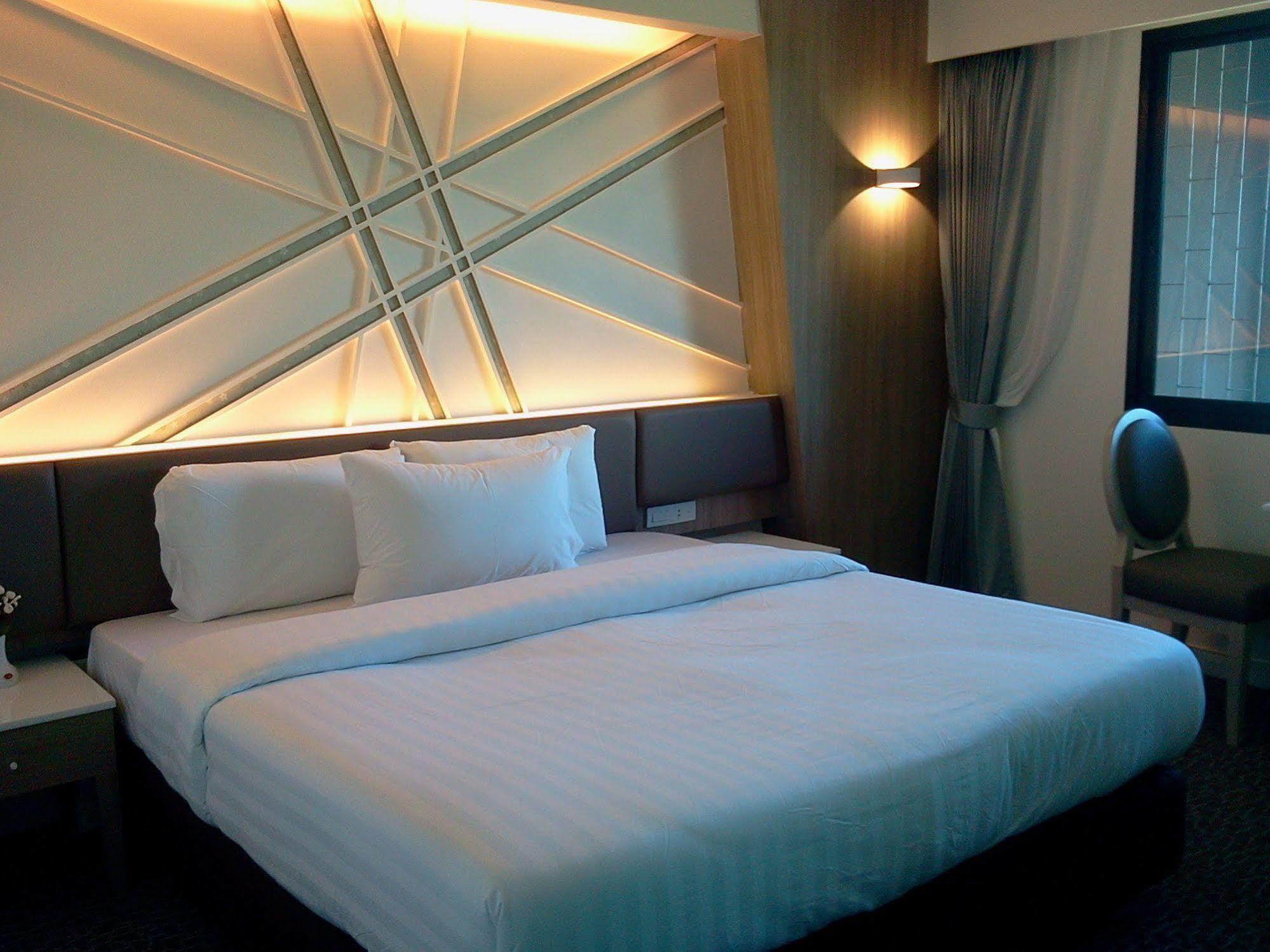 Hotel Papa Bangkok Siriraj Banguecoque Exterior foto