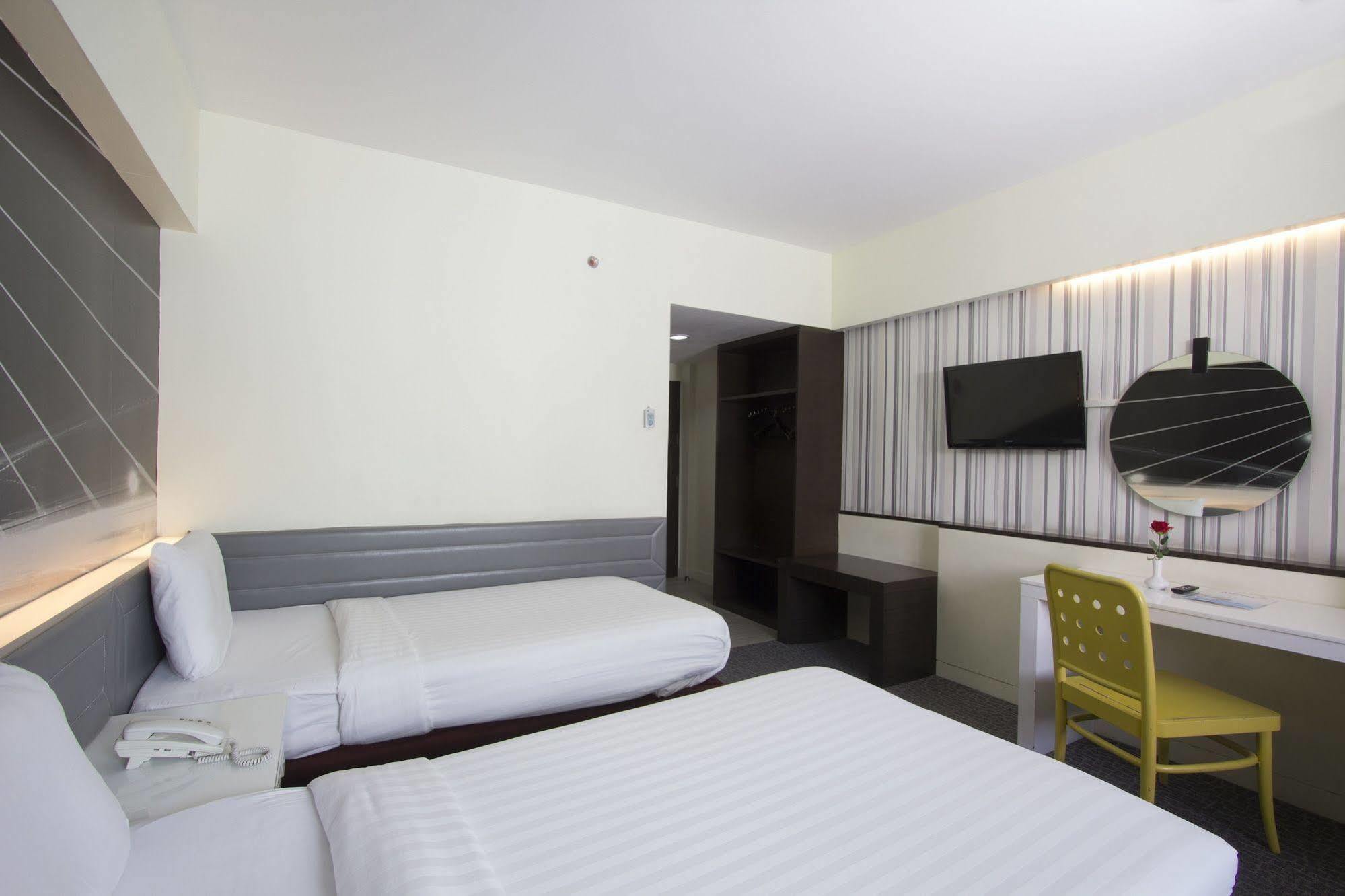 Hotel Papa Bangkok Siriraj Banguecoque Exterior foto
